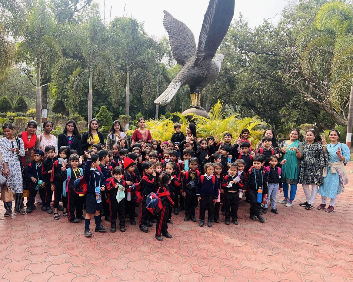 School Picnic & Field Trip - Children and staff posing in front of a giant eagle statue